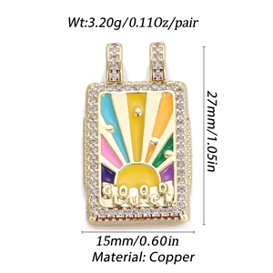 Makro-Detail des Good Luck Tarot-Anhängers mit Regenbogenstrahlen und Zirkonia