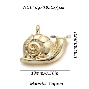Makroansicht eines 13mm Gold-Schneckenanhängers mit Spiraltextur aus poliertem Kupfer
