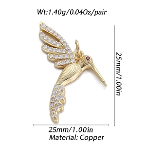 Detail von 14K vergoldetem Kolibri-Anhänger mit weißem Zirkon und rotem Rubinauge