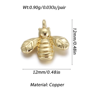 Detailansicht goldener Bienenanhänger aus Kupfer mit 12mm Größe und 0,9g Gewicht