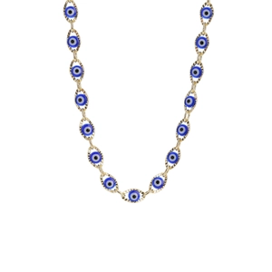 Collana malocchio dorata con maglie ovali e perle blu su sfondo bianco