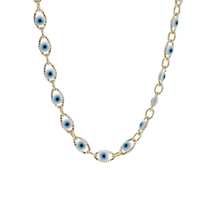 Collana malocchio dorata con ciondoli in smalto blu e catena a maglie ovali su bianco