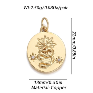 Detailansicht goldener Kupfer-Reliefanhänger mit Schlangensonne und kleinen Zirkonia