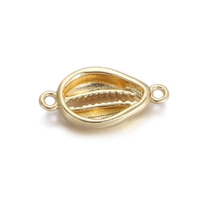 Detailansicht eines goldfarbenen Muschel-Anhängers mit zwei Ösen für DIY-Schmuck
