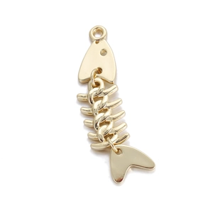 Detailansicht eines flexiblen goldenen Fischgrätenanhängers für DIY-Schmuckherstellung