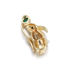 Feiner 14K vergoldeter Hasenanhänger mit grünem Edelstein und Hohlmetalldesign