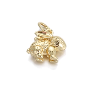 Makroaufnahme eines 14K Gold-Hasenanhängers mit feiner Textur für DIY-Schmuckzubehör