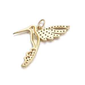 Nahaufnahme des goldenen Kolibri-Anhängers mit Hohlrahmen für DIY-Schmuck