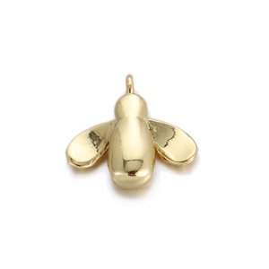 Detail eines polierten Bienenanhängers in Gold mit Öse für DIY-Halsketten und Schmuck