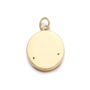 Nahaufnahme eines goldenen runden Metallanhängers mit zwei Löchern für DIY-Schmuck