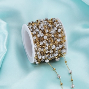 Gouden kralen en zirkonia bal DIY ketting voor sieraden maken op blauwe zijden rollen