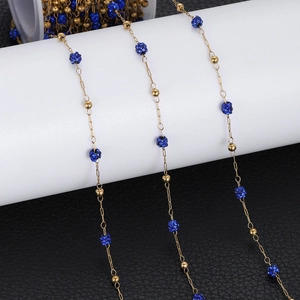 Bohemian vergulde ketting met blauwe zirkoonballen en kleine gouden kralen op zwarte basis