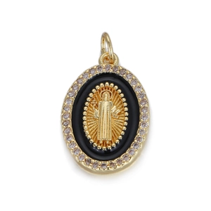 Primer plano del colgante Virgen María dorado con circonitas y nácar negro fino