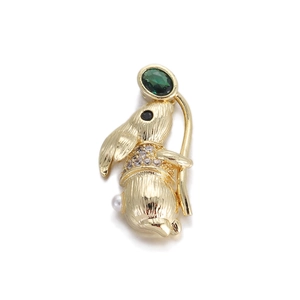 Details einer goldenen Hasenbrosche mit weißen Diamanten, Perle und grünem Edelstein