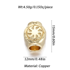 Makroaufnahme von 15mm Kupfer-Trommelperle mit Kolovrat-Symbol und Seitenbohrung