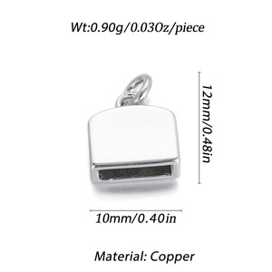 Makro-Detail des silbernen Kupfer-Anhängers mit 0,90 g Gewicht und 12 mm Abmessungen