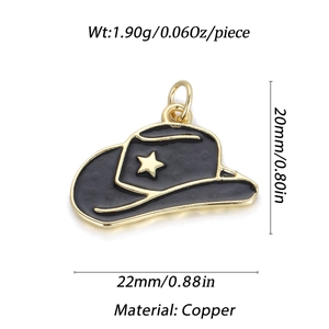 Detalle de un dije de sombrero de vaquero de cobre con esmalte negro y estrella dorada