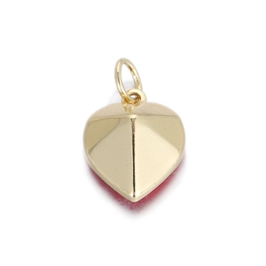 Detailansicht eines goldenen Herzanhängers mit facettierter Oberfläche für DIY-Schmuck