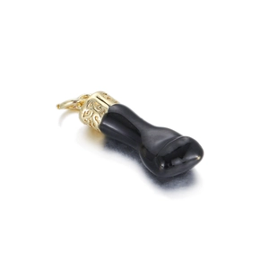 Detail eines 14K vergoldeten Sonnen-Herz-Anhängers mit schwarzem Emaille-Finish für Schmuck