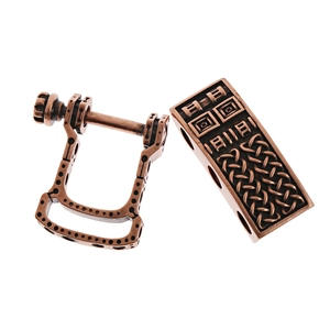Dettaglio di perla in bronzo incisa nodo celtico e chiusura a vite per bracciale da uomo