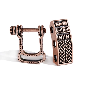 Dettaglio di chiusura a bullone a U in rame vintage e manicotto inciso per bracciali trecciati