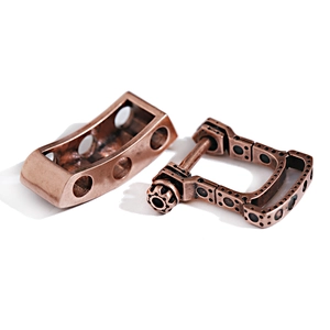 Vista macro di connettori in rame stile steampunk con bullone a ingranaggi e telaio cavo