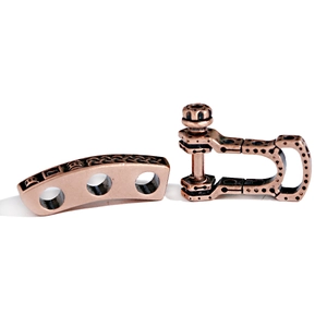 Dettaglio fibbia in bronzo vintage con motivi celtici e chiusura a grillo a forma di U