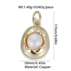 Vue détaillée du pendentif en laiton doré forme organique avec une perle blanche