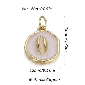 Detailweergave van een roze schelphanger van koper met maten voor DIY-sieraden