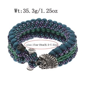 Dettaglio del braccialetto in paracord intrecciato con fibbia teschio e specifiche misure