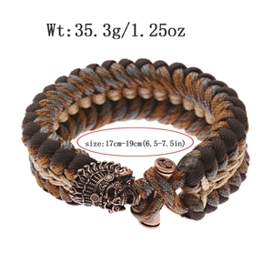 Dettaglio bracciale paracord con teschio in bronzo vintage e dimensioni incluse
