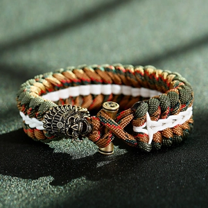 Dettaglio del bracciale in paracord mimetico con ciondolo a teschio in bronzo