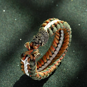 Dettaglio macro del braccialetto survival in paracord con teschio indiano in ottone e fibbia