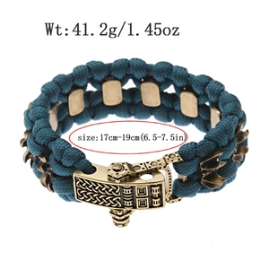 Détail du bracelet de survie en paracorde bleue avec boucle en bronze antique