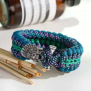 Dettaglio del braccialetto in paracord mimetico con chiusura a levetta a forma di teschio