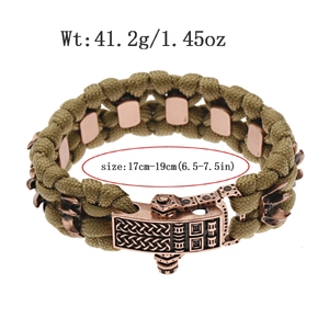Bracelet de survie tactique en paracorde avec boucle en cuivre montrant le poids et la taille