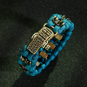 Détail macro d'un bracelet de survie en paracorde tissé main avec boucle en laiton antique