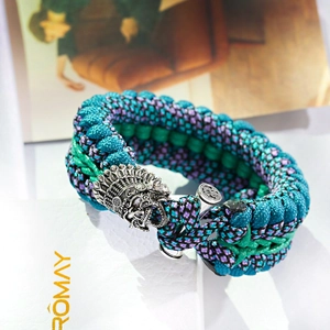 Dettaglio del bracciale in paracord mimetico con ciondolo a teschio argentato