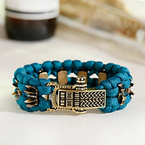 Détail macro du bracelet paracorde sarcelle avec boucle nœud celtique en bronze et métal