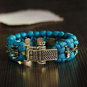 Bracelet de survie en paracorde bleue avec boucle en bronze gravée et détails vintage