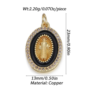 Vista detallada de un colgante ovalado religioso de 23x13mm con iconos y pavé de circonitas