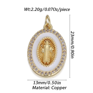 Détail d'un pendentif ovale religieux en émail blanc et serti de pierres de zircone