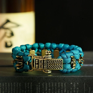 Gros plan d'un bracelet en paracorde tressée turquoise avec boucle en métal rétro