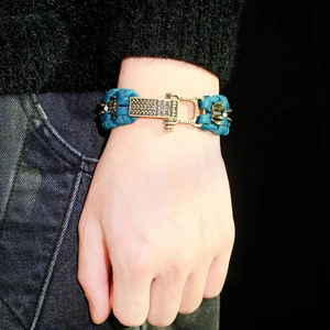 Détail du bracelet de survie en paracorde bleu canard avec boucle en bronze et clous punk