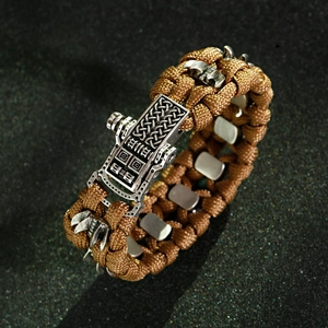 Détail macro du bracelet paracorde kaki avec boucle en métal gravée de nœuds celtiques