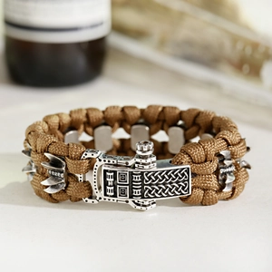 Détail d'un bracelet en paracorde kaki avec fermoir en métal antique et gravure nordique