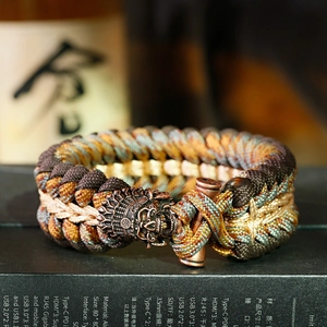 Dettaglio bracciale in paracord con perla capo indiano in bronzo e chiusura a barra a T