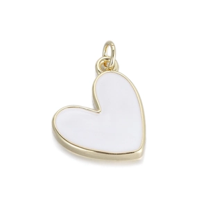 Vue macro du pendentif cœur en émail blanc doré avec connecteur à double anneau