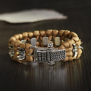 Gros plan du bracelet en paracorde avec fermoir en argent antique à motifs celtes