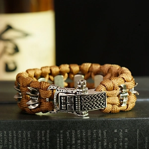 Détail macro du bracelet de survie en paracorde tressée avec boucle en métal vintage